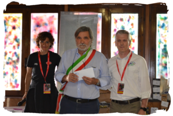 Con il vice sindaco Consegna fondi raccolti all'amministrazione comunale